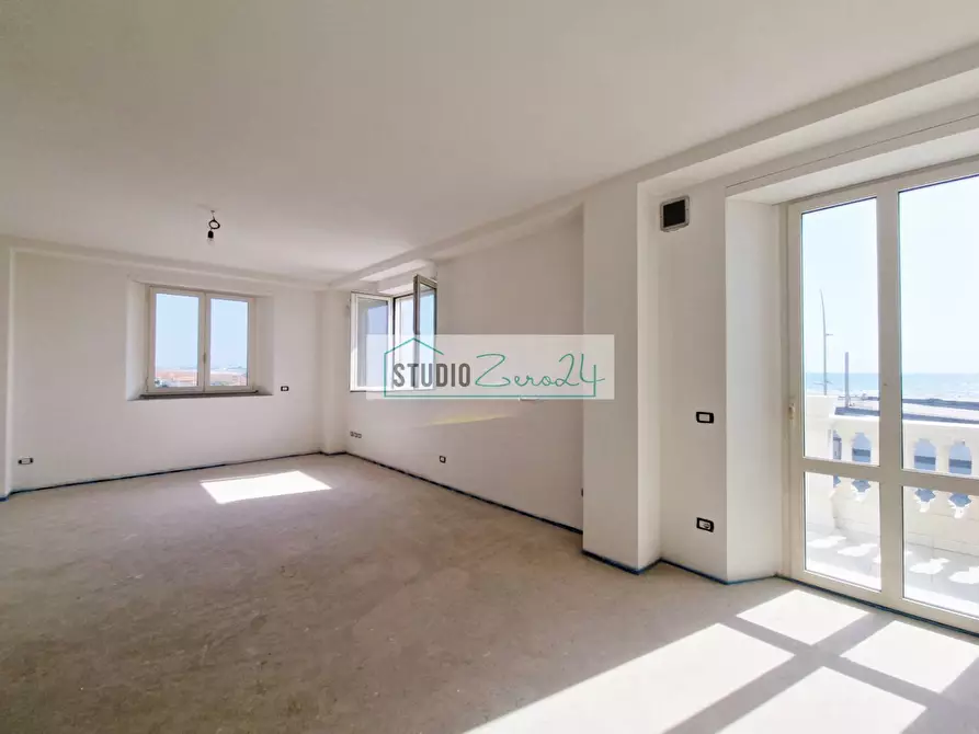 Immagine 3 di Appartamento in vendita  in via Nazario Sauro a Camaiore