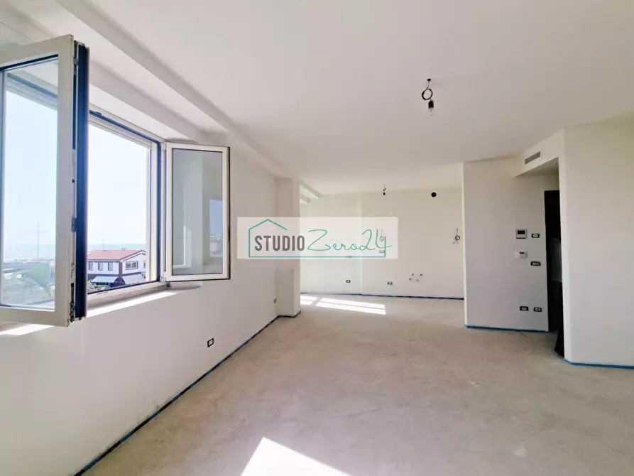 Immagine 6 di Appartamento in vendita  in via Nazario Sauro a Camaiore