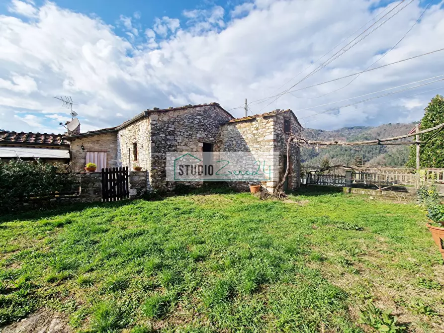 Immagine 2 di Rustico / casale in vendita  in Via Migliano a Camaiore