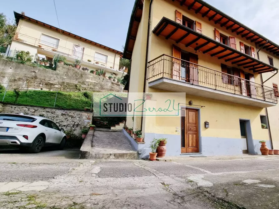 Immagine 1 di Casa semindipendente in vendita  in via bottaro a Camaiore