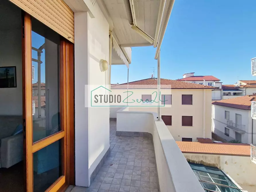 Immagine 6 di Appartamento in vendita  in via G. Marconi a Camaiore