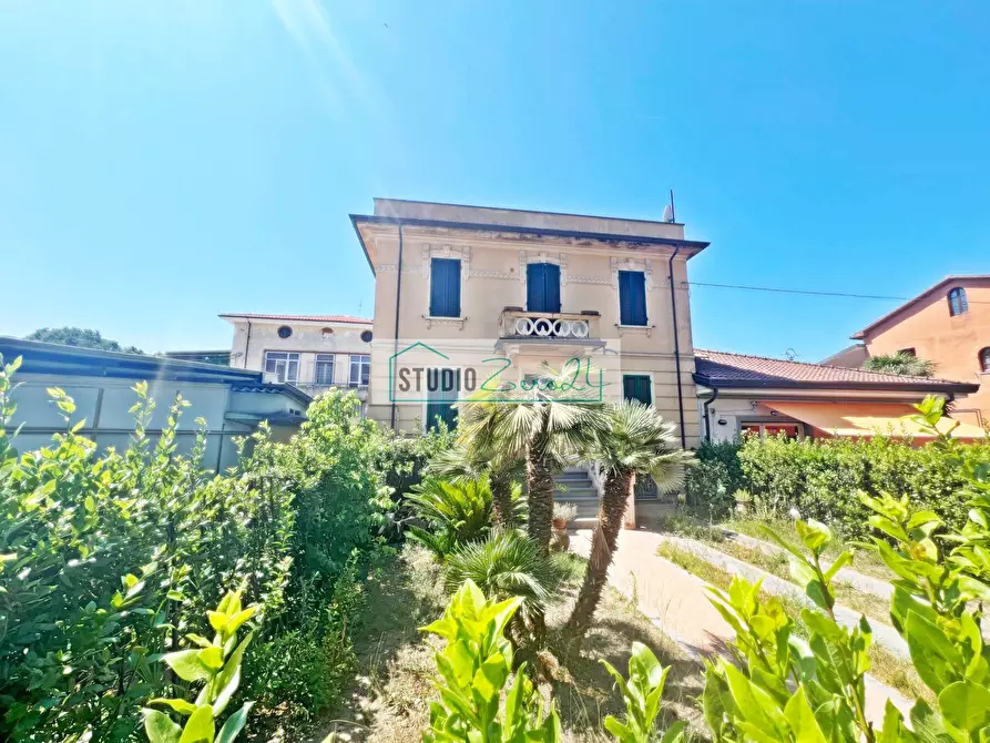 Immagine 2 di Attico in vendita  in Via IV Novembre a Camaiore