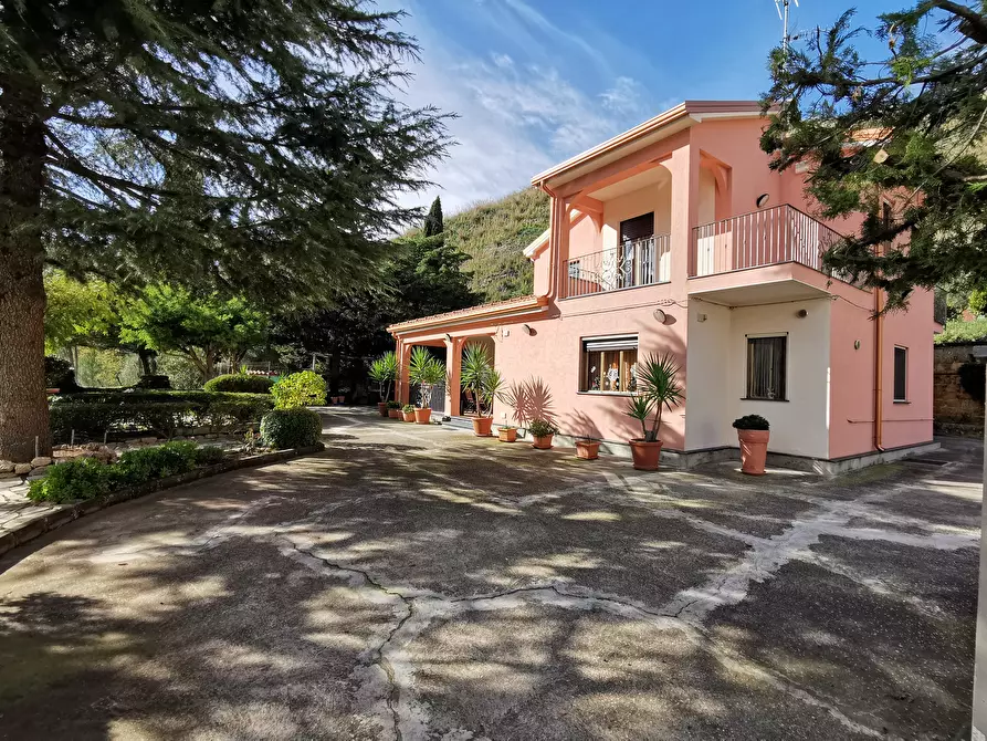 Immagine 1 di Villa in vendita  in STRADA STATALE 117 a Enna