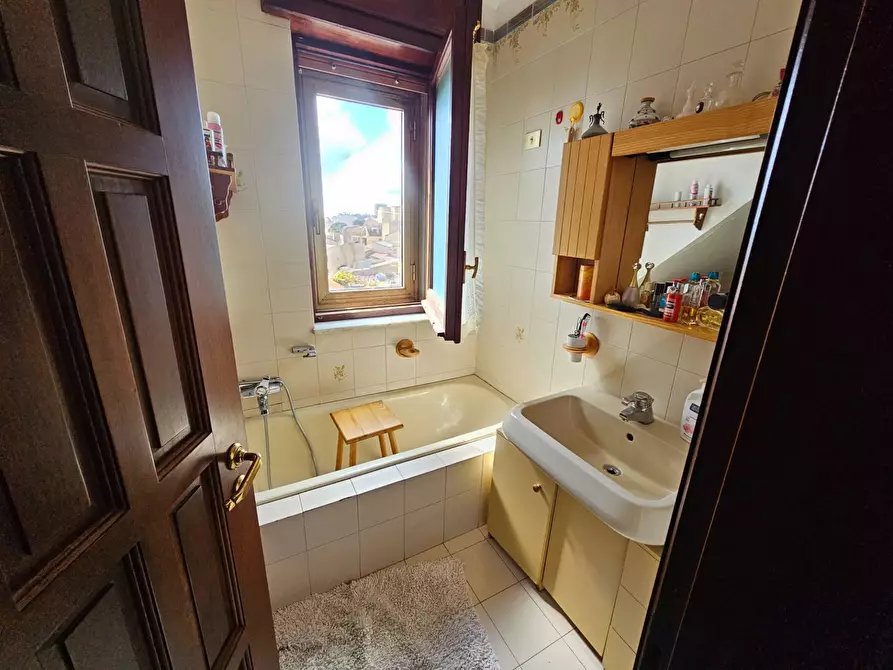 Immagine 14 di Appartamento in vendita  in via Roma a Enna