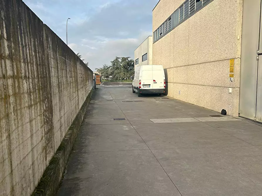 Immagine 2 di Magazzino in vendita  in Via Labadini a Piacenza
