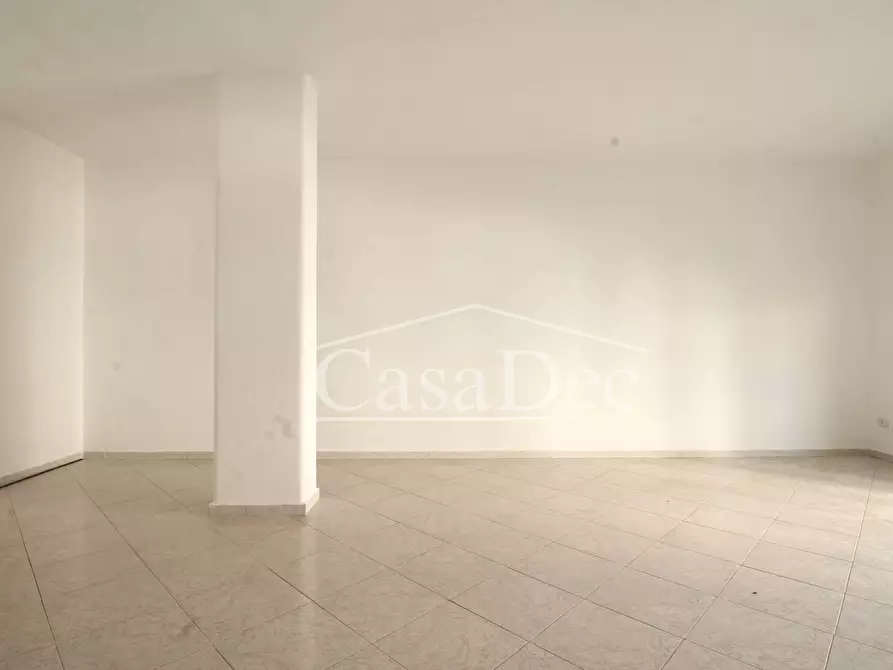 Immagine 13 di Negozio in affitto  in Via Unità D'Italia a Trentola Ducenta