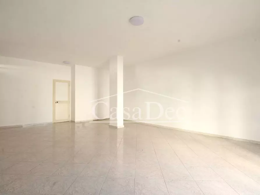 Immagine 14 di Negozio in affitto  in Via Unità D'Italia a Trentola Ducenta