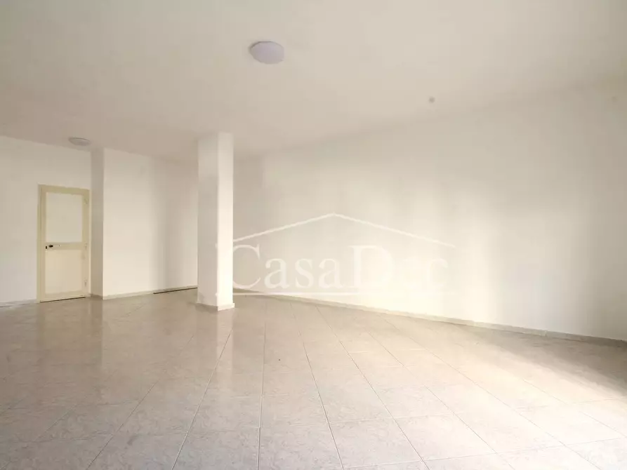 Immagine 15 di Negozio in affitto  in Via Unità D'Italia a Trentola Ducenta