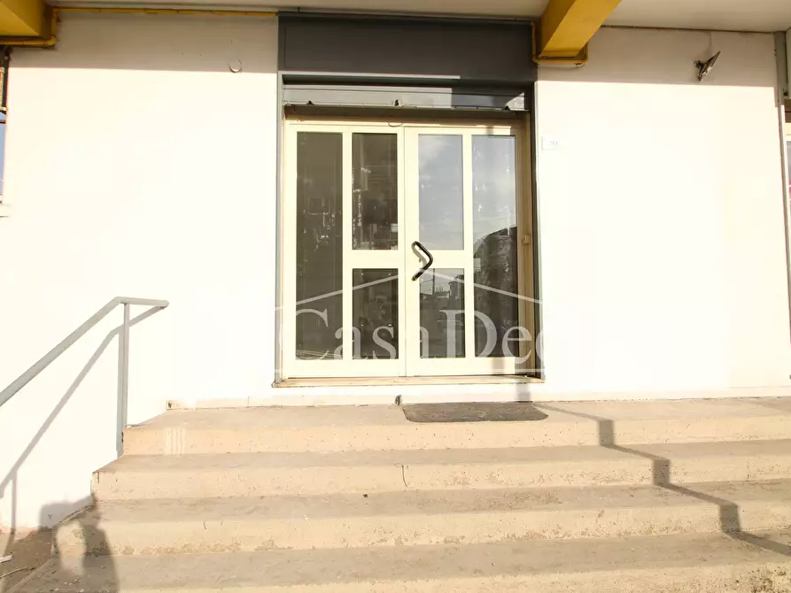 Immagine 1 di Negozio in affitto  in Via Unità D'Italia a Trentola Ducenta