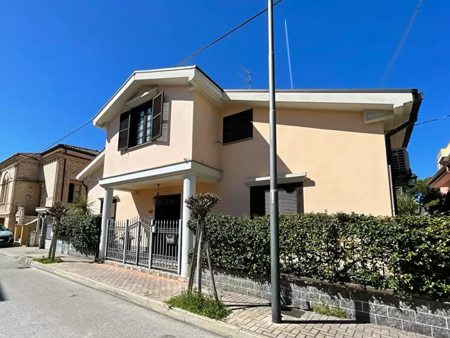 Immagine 1 di Casa indipendente in vendita  a Pescara