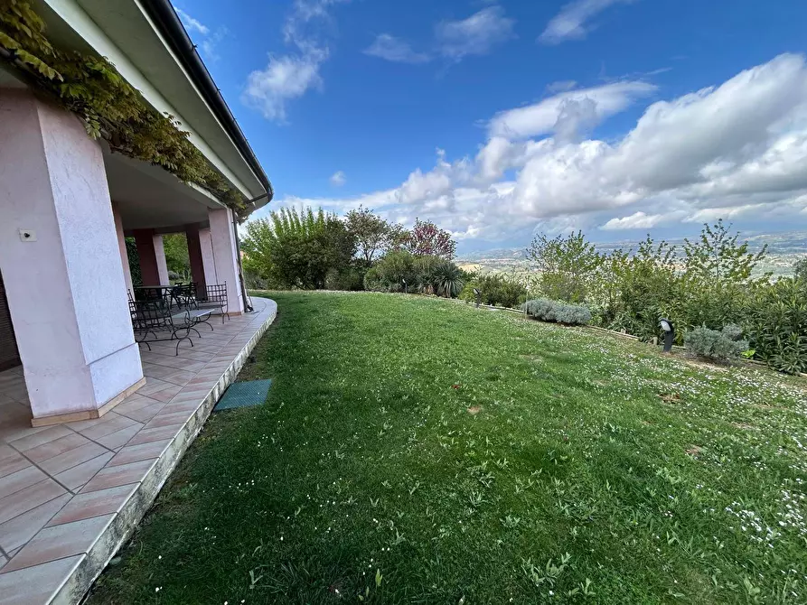 Immagine 27 di Villa in vendita  in via Licini a Chieti
