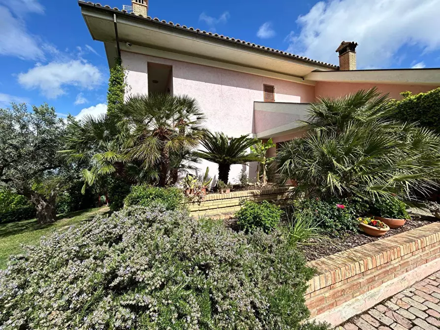 Immagine 29 di Villa in vendita  in via Licini a Chieti