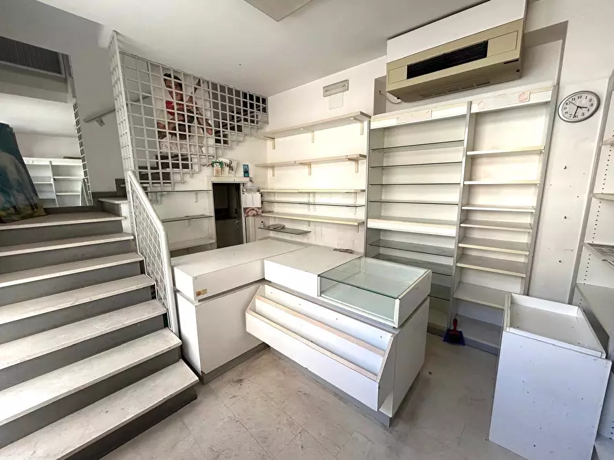 Immagine 10 di Locale commerciale in vendita  in Piazza Umberto I a Moscufo