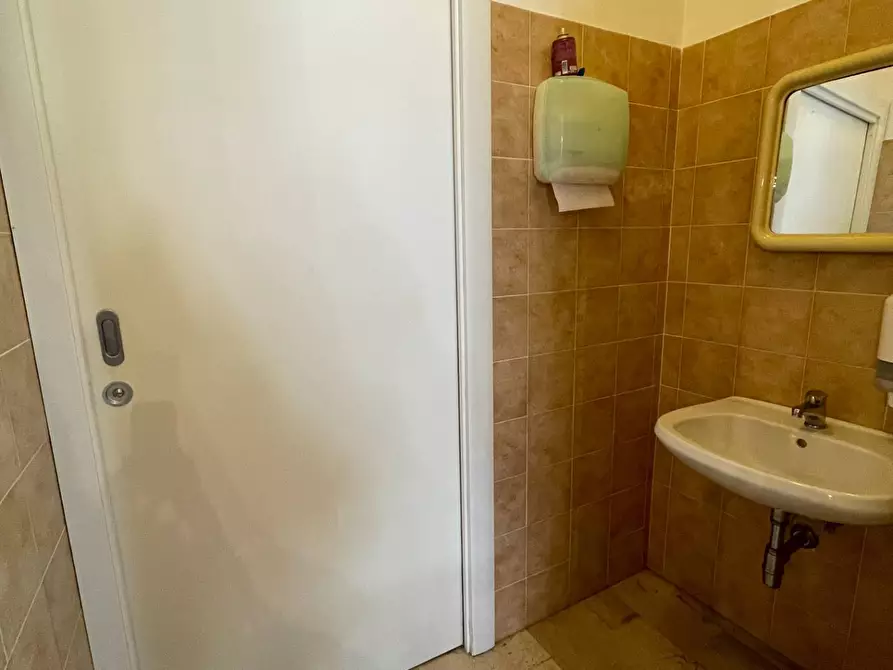 Immagine 6 di Locale commerciale in vendita  in Via G. Fonzi a Spoltore