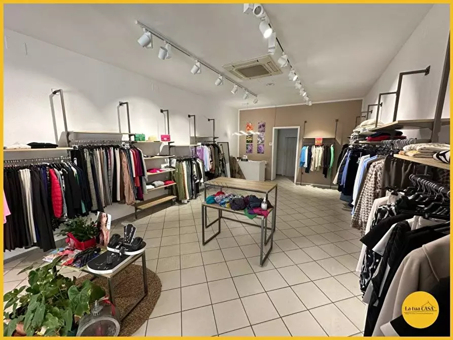 Immagine 14 di Locale commerciale in affitto  a Molinella