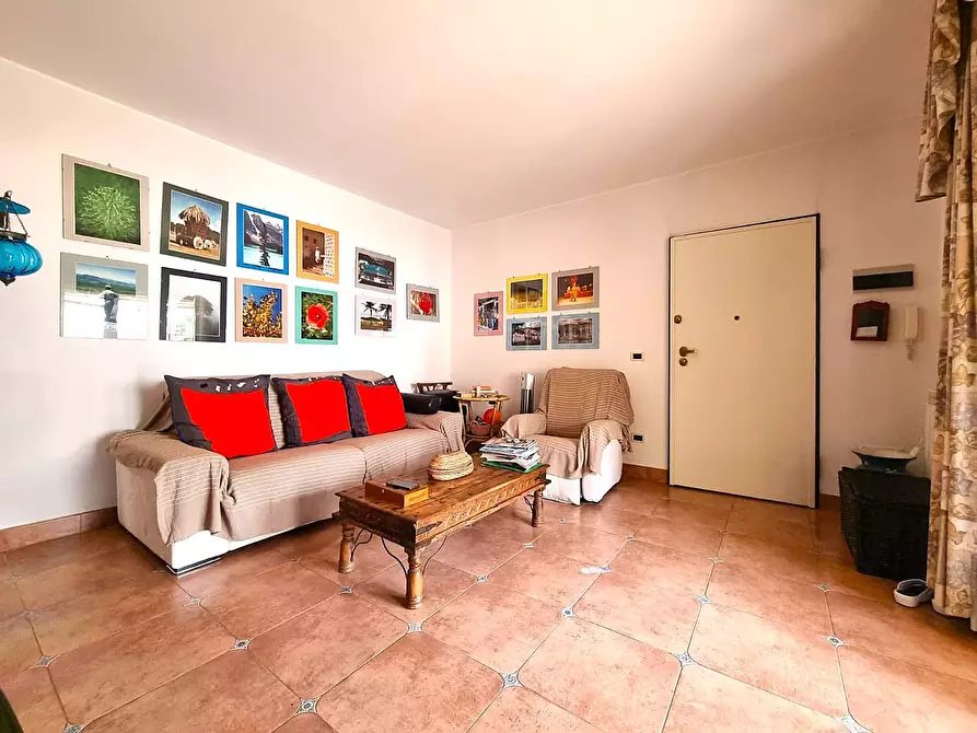 Immagine 2 di Appartamento in vendita  in Via Anton Giulio Barrili a Finale Ligure