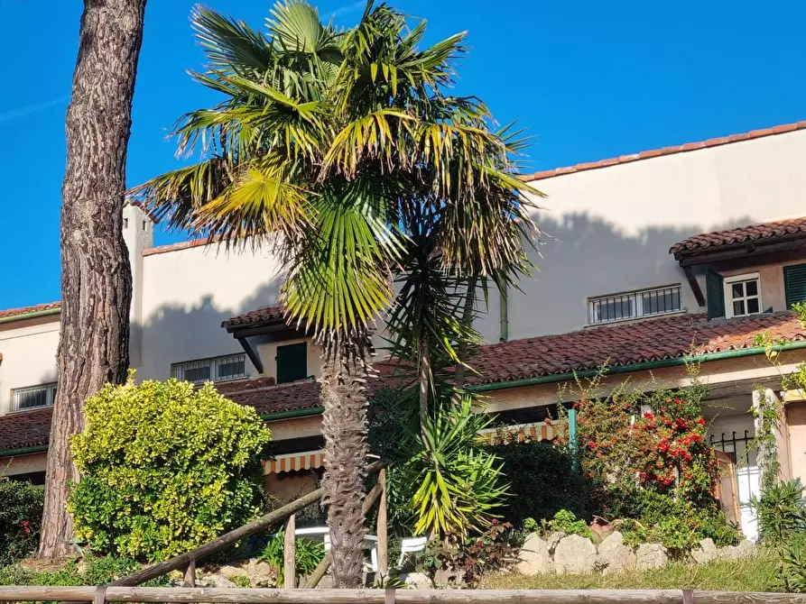 Immagine 4 di Villa in vendita  in Via Amerigo Vespucci a Finale Ligure