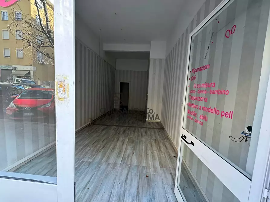 Immagine 2 di Locale commerciale in affitto  in Via Tommaso Da Celano a Roma