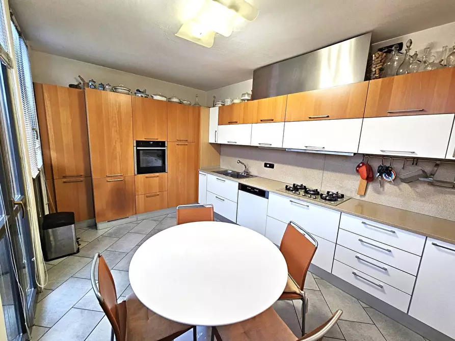 Immagine 11 di Appartamento in vendita  in Via Gioachino Rossini a Luino