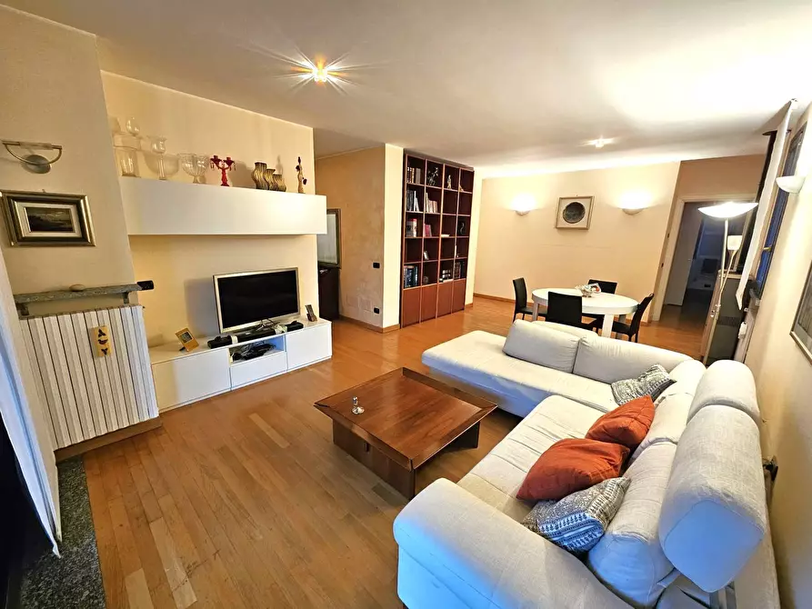 Immagine 6 di Appartamento in vendita  in Via Gioachino Rossini a Luino