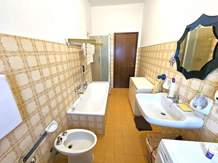 Immagine 22 di Appartamento in vendita  in Via Scalarini a Gavirate