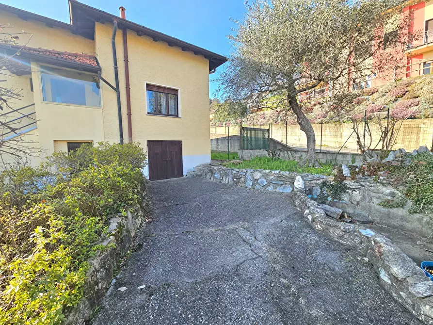 Immagine 30 di Casa indipendente in vendita  in Via Marino a Laveno-Mombello