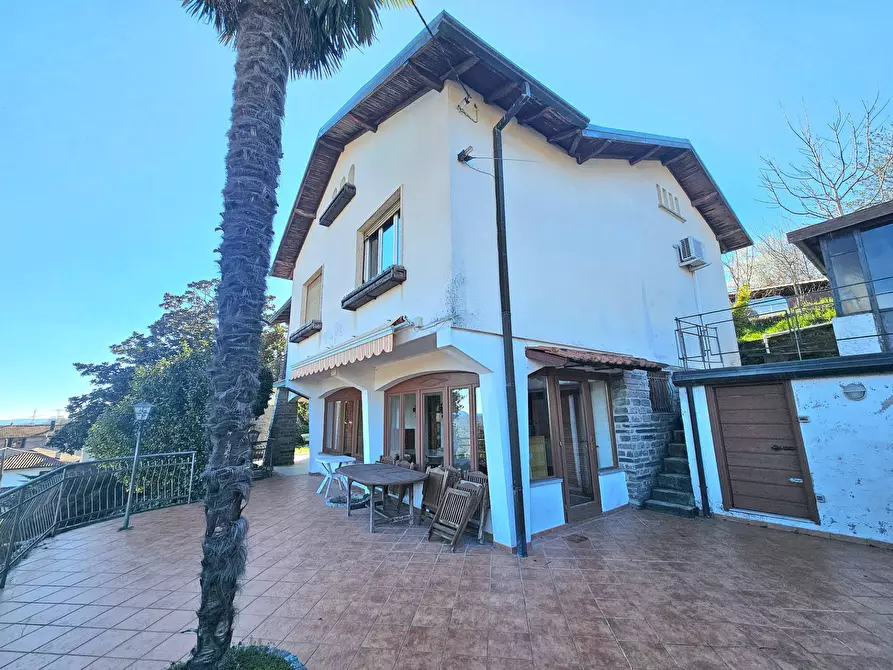 Immagine 2 di Villa in vendita  in Via Ronchetto a Laveno-Mombello