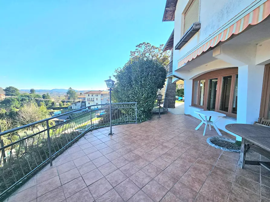 Immagine 5 di Villa in vendita  in Via Ronchetto a Laveno-Mombello