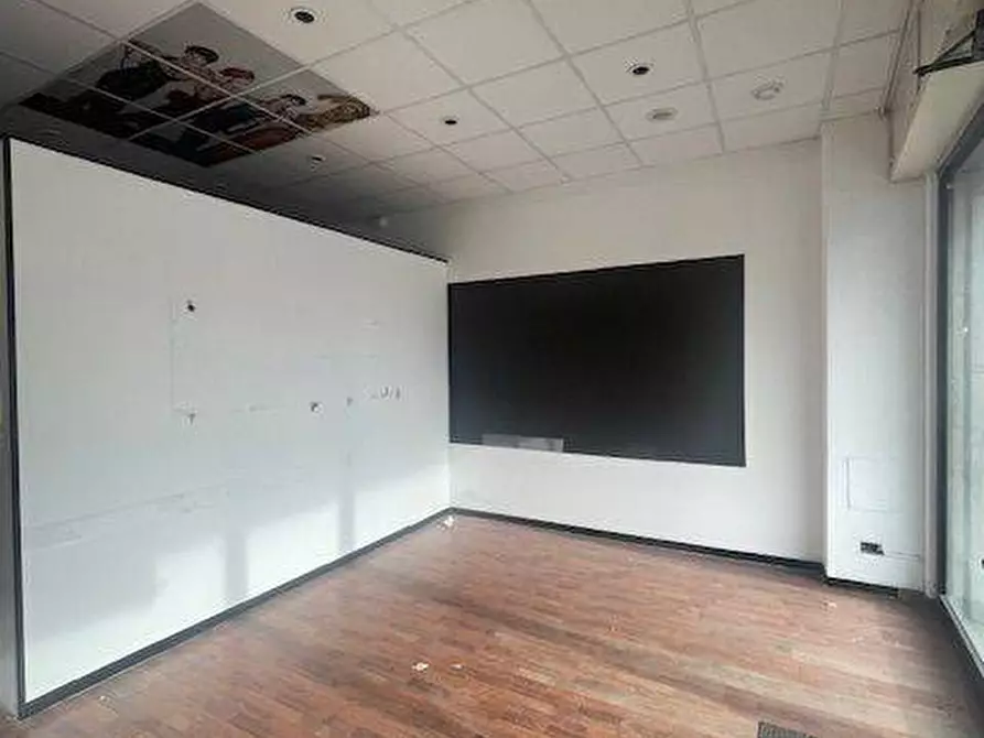 Immagine 2 di Locale commerciale in vendita  a San Benedetto Del Tronto