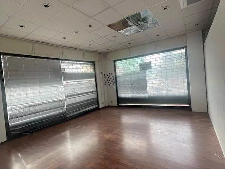 Immagine 9 di Locale commerciale in vendita  a San Benedetto Del Tronto