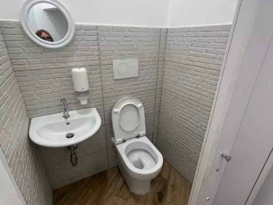 Immagine 8 di Locale commerciale in affitto  a San Benedetto Del Tronto