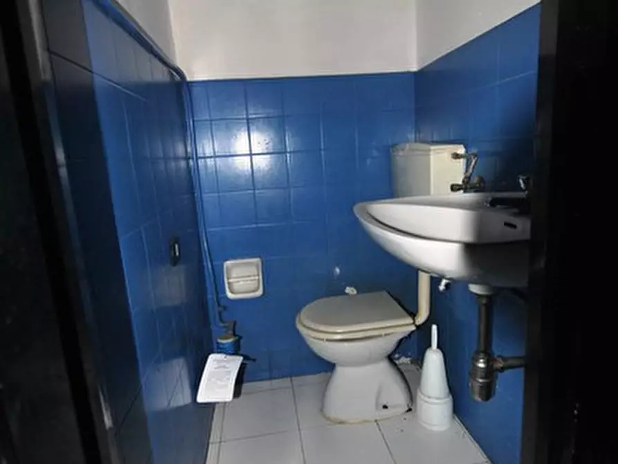 Immagine 15 di Locale commerciale in vendita  in Via Balbo a Vercelli