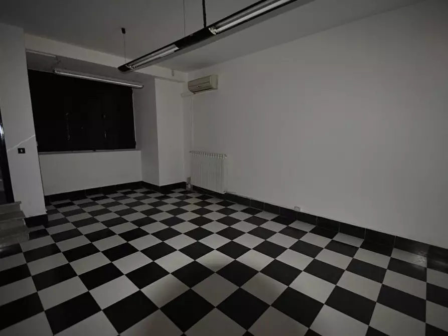 Immagine 10 di Locale commerciale in vendita  in Via Balbo a Vercelli