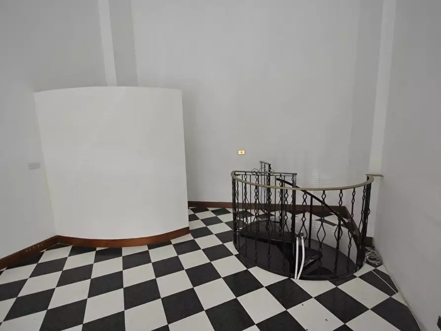 Immagine 5 di Locale commerciale in vendita  in Via Balbo a Vercelli