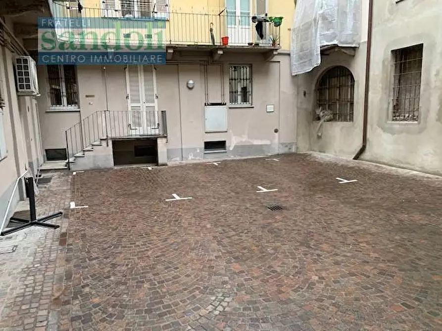 Immagine 1 di Box auto in affitto  in Via Dei Mercati a Vercelli