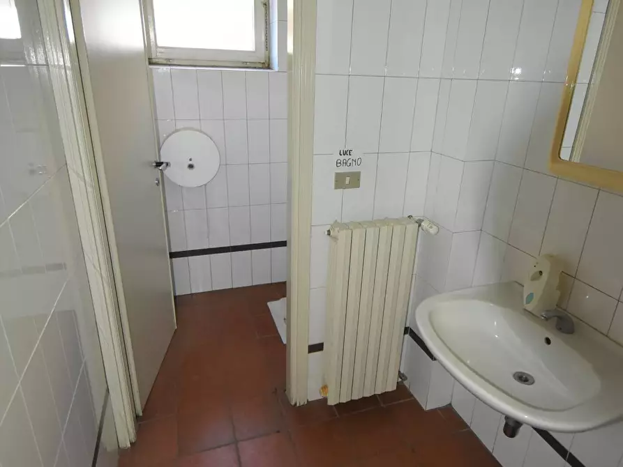 Immagine 16 di Locale commerciale in vendita  in Corso Randaccio a Vercelli