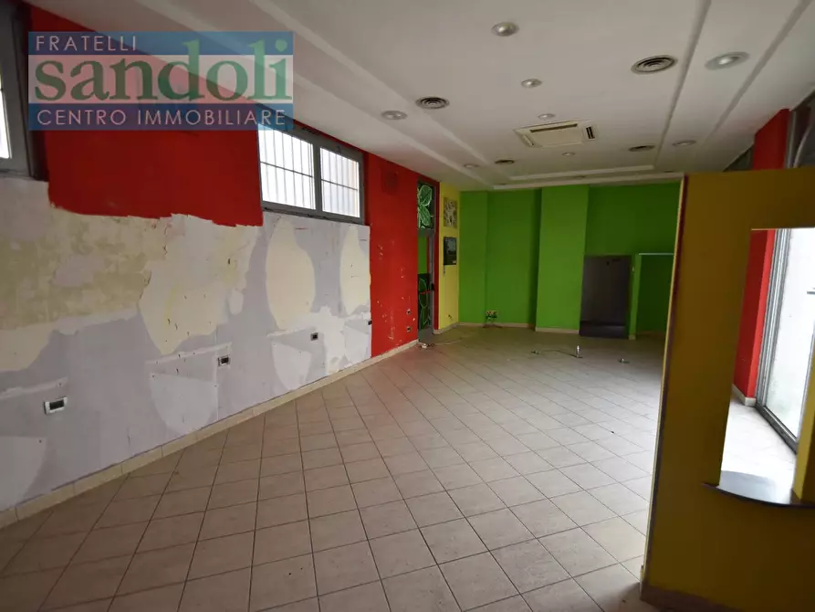 Immagine 3 di Locale commerciale in vendita  in via Sempione a Vercelli