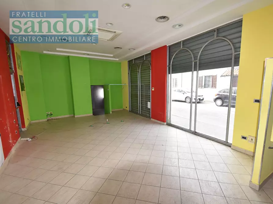 Immagine 4 di Locale commerciale in vendita  in via Sempione a Vercelli