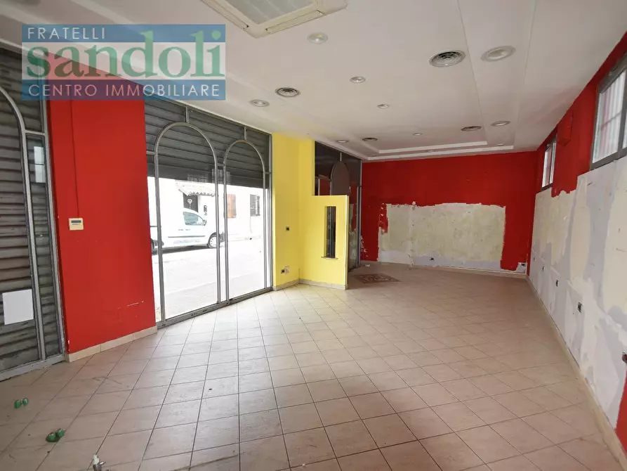 Immagine 2 di Locale commerciale in vendita  in via Sempione a Vercelli