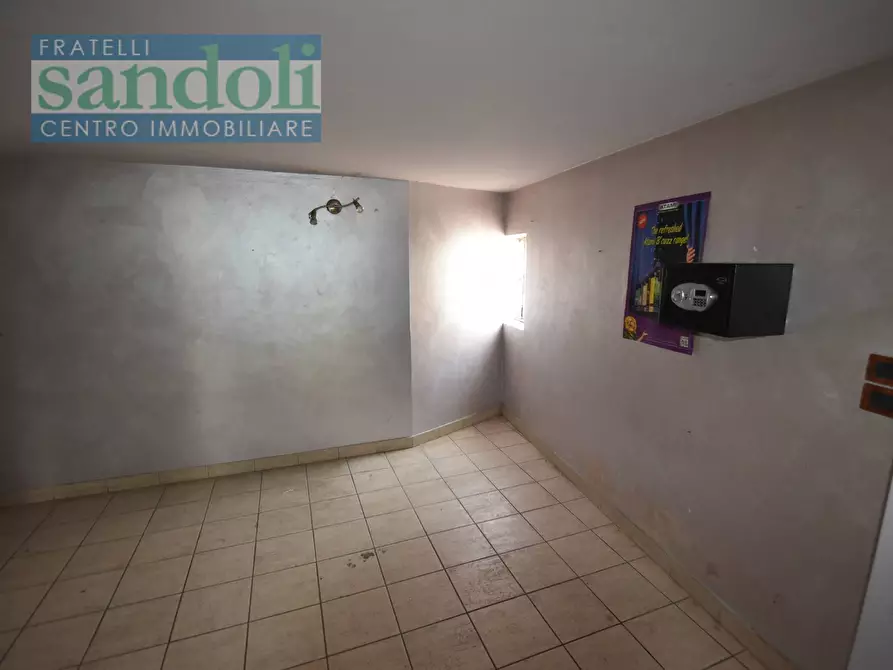 Immagine 6 di Locale commerciale in vendita  in via Sempione a Vercelli