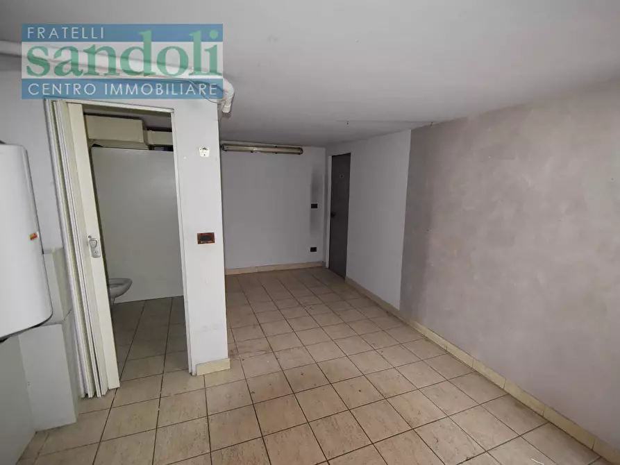 Immagine 7 di Locale commerciale in vendita  in via Sempione a Vercelli