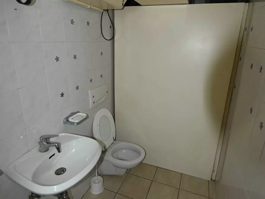 Immagine 8 di Locale commerciale in vendita  in via Sempione a Vercelli