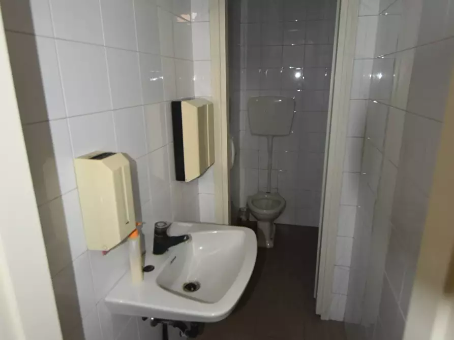 Immagine 15 di Locale commerciale in vendita  in Via Trino a Vercelli