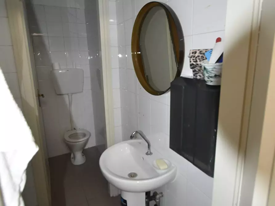 Immagine 16 di Locale commerciale in vendita  in Via Trino a Vercelli