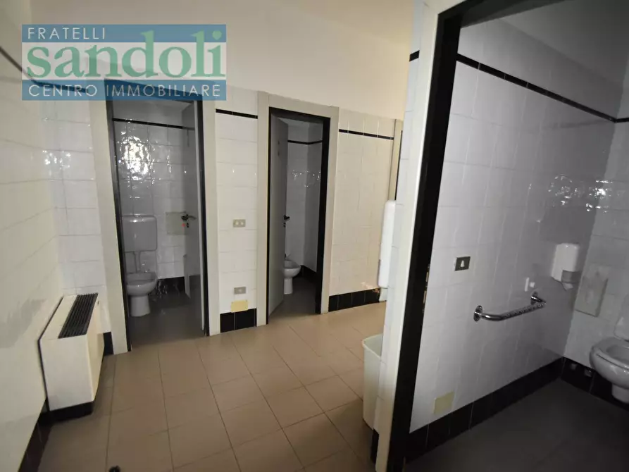 Immagine 17 di Locale commerciale in vendita  in Via Trino a Vercelli