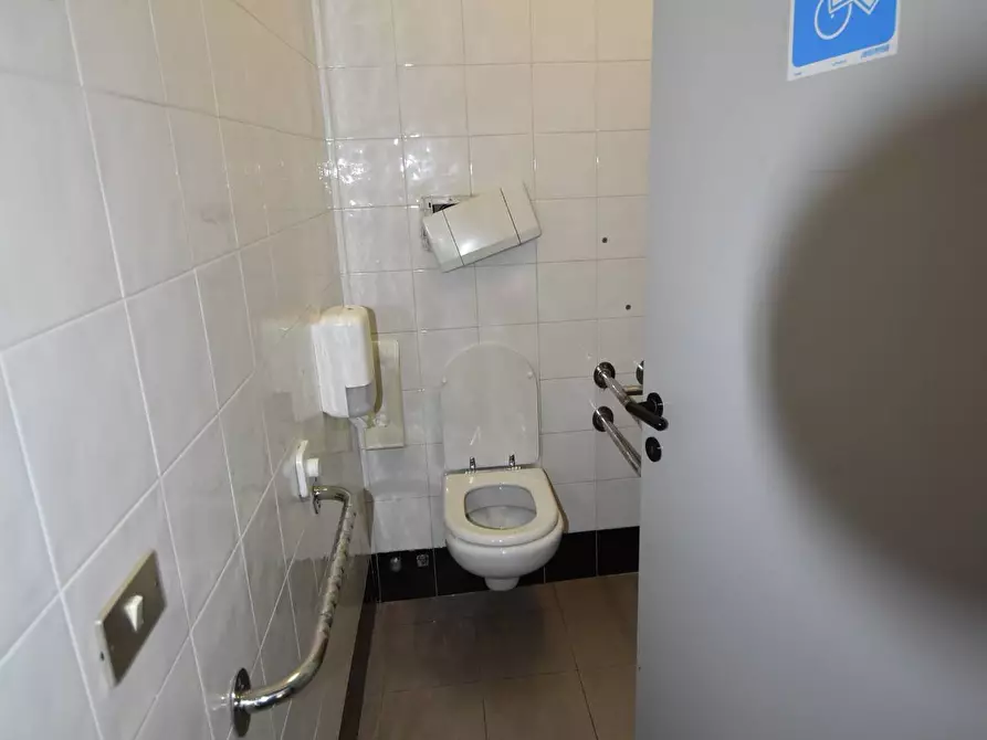 Immagine 18 di Locale commerciale in vendita  in Via Trino a Vercelli