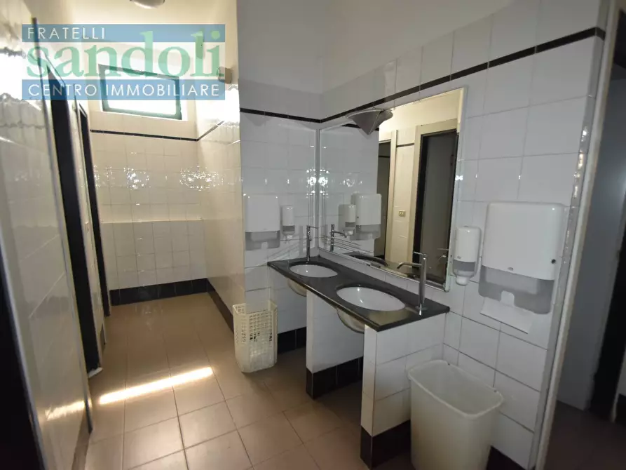 Immagine 19 di Locale commerciale in vendita  in Via Trino a Vercelli