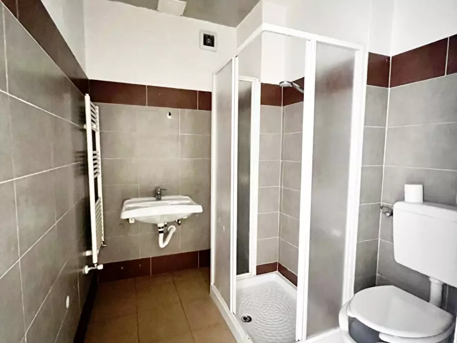 Immagine 9 di Locale commerciale in affitto  in corso Libertè a Vercelli