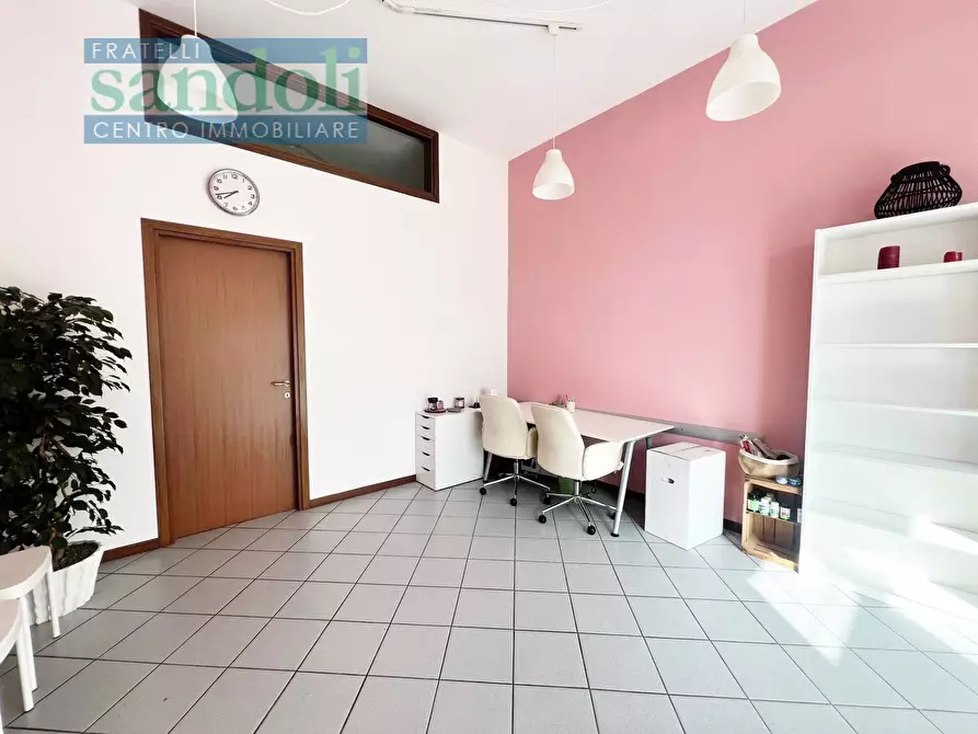 Immagine 4 di Locale commerciale in affitto  in corso Abbiate a Vercelli