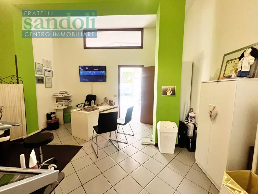 Immagine 8 di Locale commerciale in affitto  in corso Abbiate a Vercelli